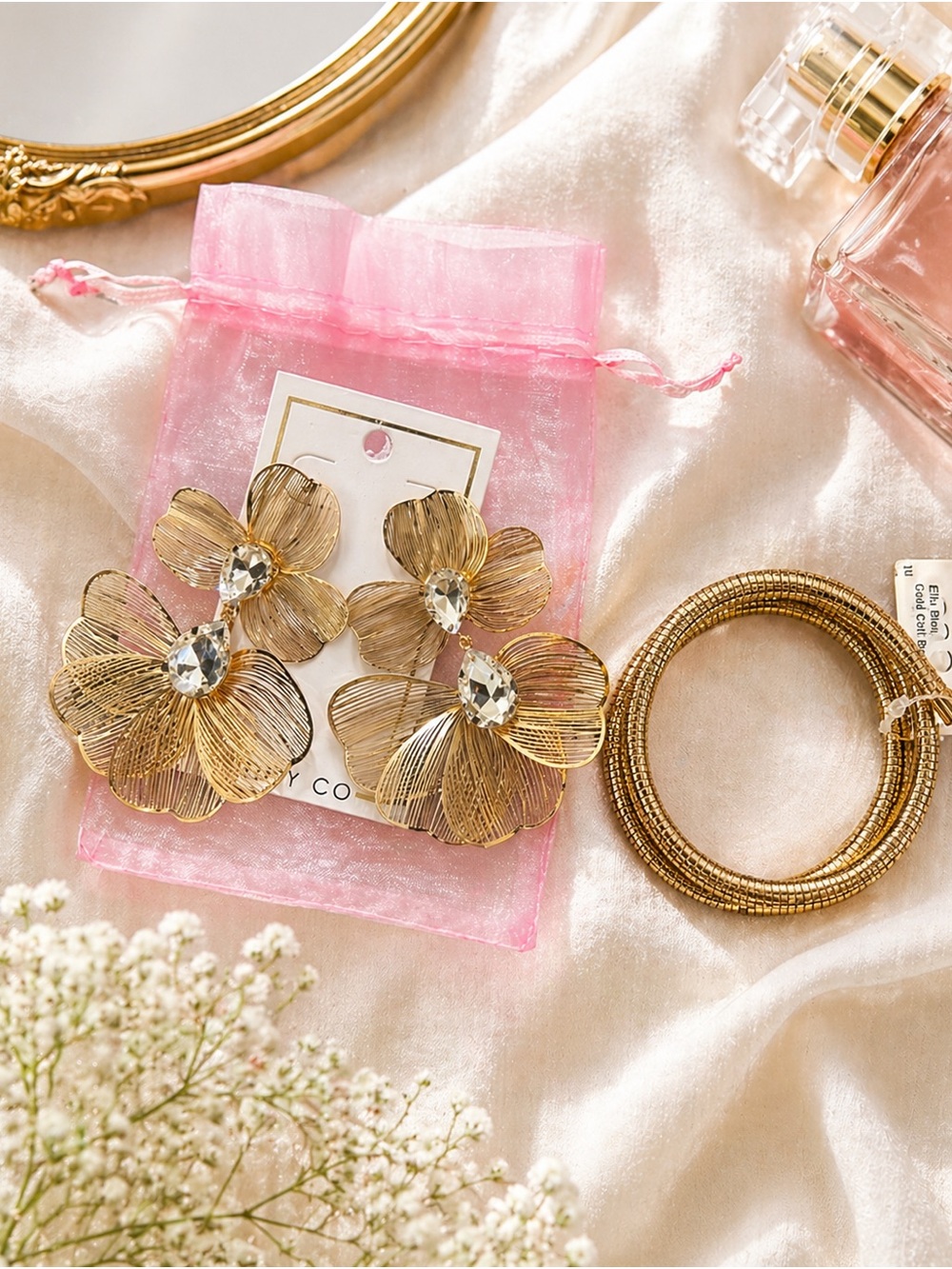 🎀NEW Gold Floral Earrings + Coil Wrap Bracelet Set
Gift Ready!🎀